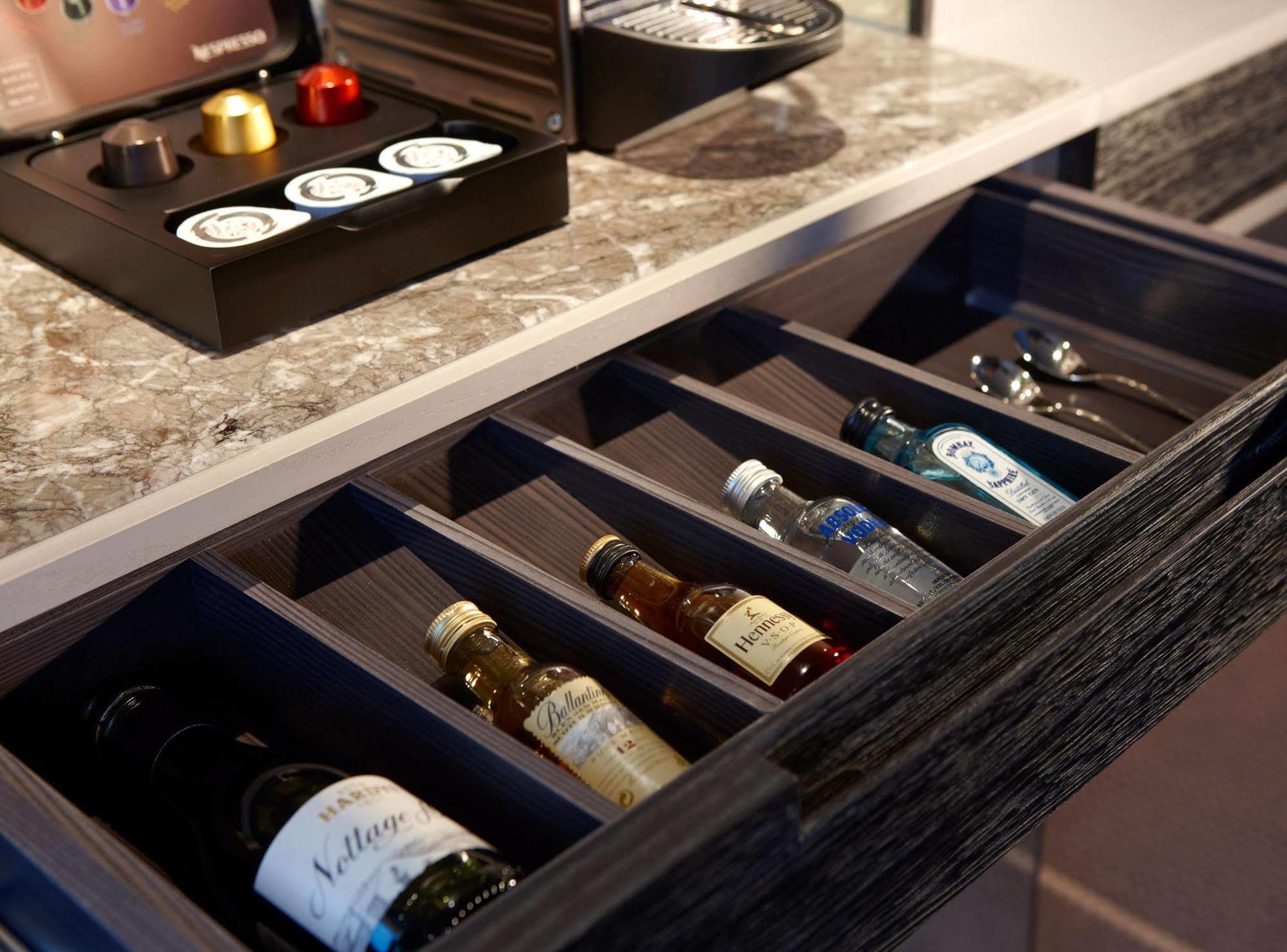 Hotel Humble House Taipei, Curio Collection By Hilton Exterior foto A drawer with dividers